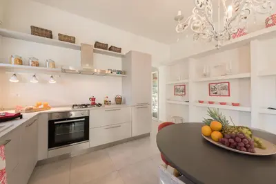 Cucina o angolo cottura di ISULATRAVEL-Villa Zagara