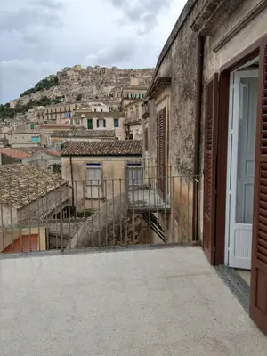 Vista generica sulle montagne o vista sulle montagne dall'interno della casa vacanze