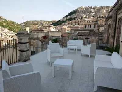 Vista generica sulle montagne o vista sulle montagne dall'interno della casa vacanze