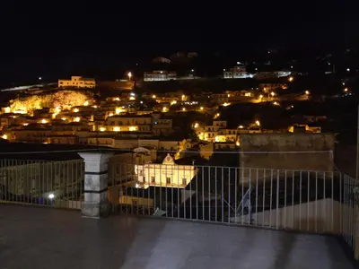 Vista generica su Modica o vista sulla città dall'interno della casa vacanze