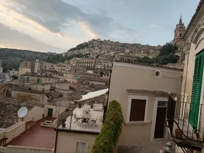 Vista generica sulle montagne o vista sulle montagne dall'interno della casa vacanze