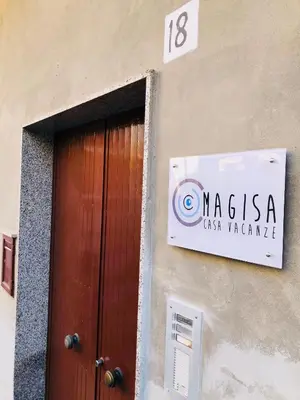 Certificato, attestato, insegna o altro documento esposto da Casa Magisa