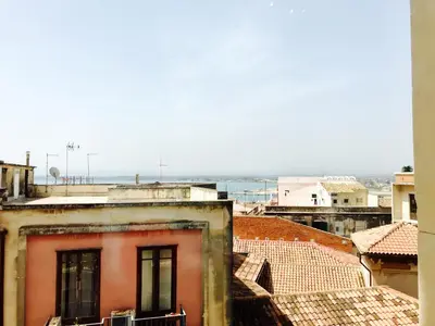 Vista generica sul mare o vista sul mare dall'interno dell'appartamento