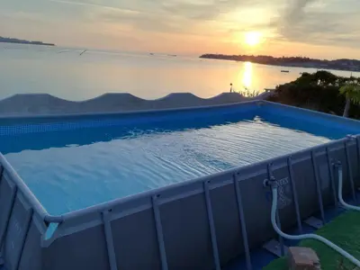 Piscina di Casa con piscina e vista mare dal giardino o nelle vicinanze