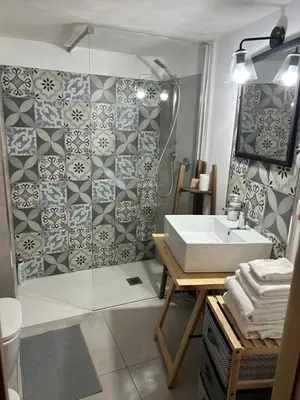 Bagno di Casa con piscina e vista mare dal giardino