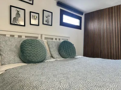 Letto o letti in una camera di Casa con piscina e vista mare dal giardino
