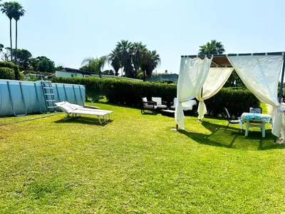 Giardino di Casa con piscina e vista mare dal giardino