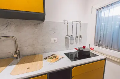 Cucina o angolo cottura di Double bedroom apartment across Ortigia
