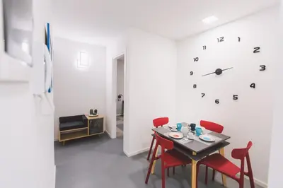 Area soggiorno di Double bedroom apartment across Ortigia