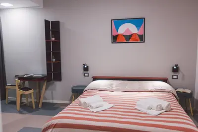 Letto o letti in una camera di Double bedroom apartment across Ortigia