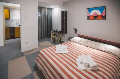 Letto o letti in una camera di Double bedroom apartment across Ortigia