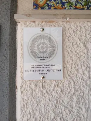 Certificato, attestato, insegna o altro documento esposto da Santa Chiara Home Siracusa