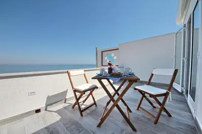 Vista generica sul mare o vista sul mare dall'interno dell'appartamento