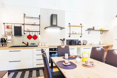 Cucina o angolo cottura di GuestHost - Vakalu Piazza Duomo Charming Apartment
