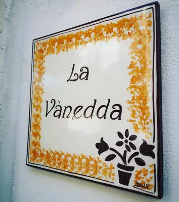 Certificato, attestato, insegna o altro documento esposto da La Vanedda apartment