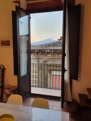 Vista generica sulle montagne o vista sulle montagne dall'interno dell'appartamento