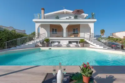 Piscina di Villa Livia - IsulaTravel o nelle vicinanze