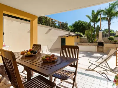 Balcone o terrazza di Seaside Apartment with BBQ & Garden