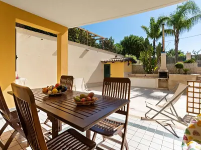 Balcone o terrazza di Flat near the sea with air conditioning and patio