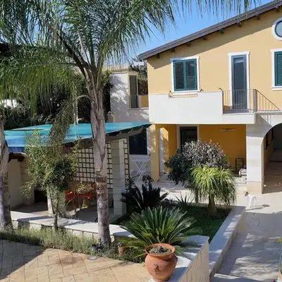 Flat near the sea with air conditioning and patio