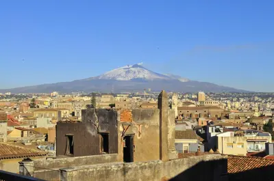 Vista generica sulle montagne o vista sulle montagne dall'interno dell'appartamento