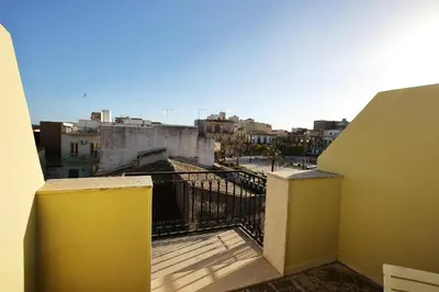 Balcone o terrazza di RE SOLE CASE VACANZE - Esclusivo Attico M A R T E con spaziosissima terrazza solarium attrezzata