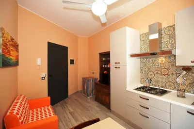 Cucina o angolo cottura di RE SOLE La Dependance - Casa vacanza V E N E R E