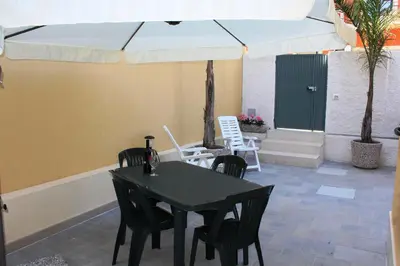 Area soggiorno di RE SOLE La Dependance - Casa vacanza V E N E R E