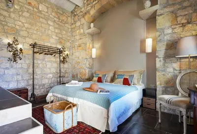Letto o letti in una camera di Villa Scarlet con piscina privata