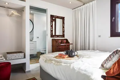 Letto o letti in una camera di Villa Scarlet con piscina privata