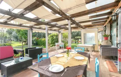 Area soggiorno di 4 Bedroom Stunning Home In Arenella