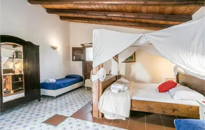 Letto o letti in una camera di 4 Bedroom Stunning Home In Arenella