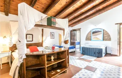 Letto o letti in una camera di 4 Bedroom Stunning Home In Arenella