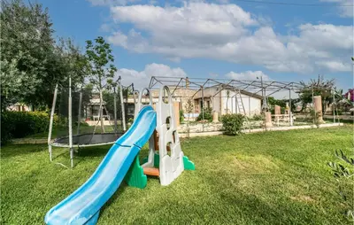 Area giochi per bambini di 4 Bedroom Stunning Home In Arenella