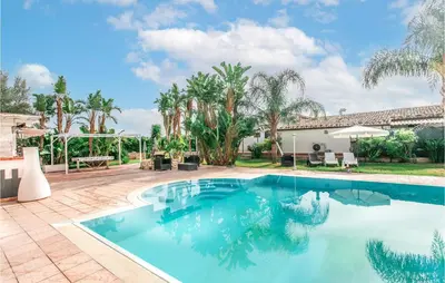 Piscina di 4 Bedroom Stunning Home In Arenella o nelle vicinanze