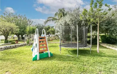 Area giochi per bambini di 2 Bedroom Pet Friendly Home In Siracusa