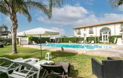 Piscina di 2 Bedroom Pet Friendly Home In Siracusa o nelle vicinanze