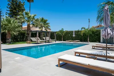 Piscina di Villa Dolmen Beach o nelle vicinanze