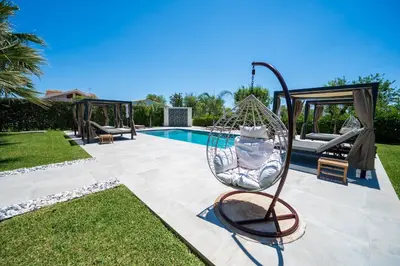Piscina di Villa Dolmen Beach o nelle vicinanze