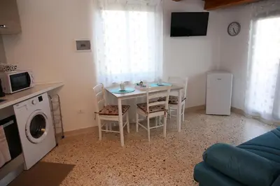 Cucina o angolo cottura di VacanzaPortopalo Appartamento Sole con Gazebo Terrazza e Wifi