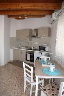 Cucina o angolo cottura di VacanzaPortopalo Appartamento Sole con Gazebo Terrazza e Wifi