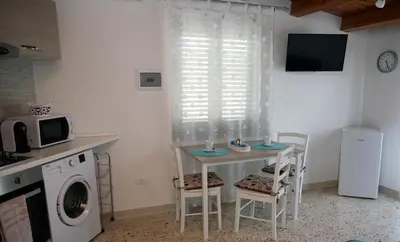 Cucina o angolo cottura di VacanzaPortopalo Appartamento Sole con Gazebo Terrazza e Wifi