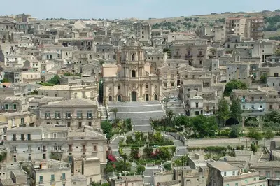 Vista generica su Modica o vista sulla città dall'interno della casa vacanze