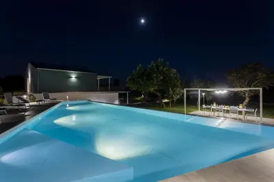 Piscina di Villa Iris - IsulaTravel o nelle vicinanze