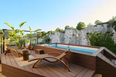 Piscina di LTM greenhouse o nelle vicinanze