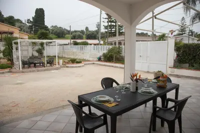 Giardino di Summer Beach Villa a 100mt dal mare Gallina