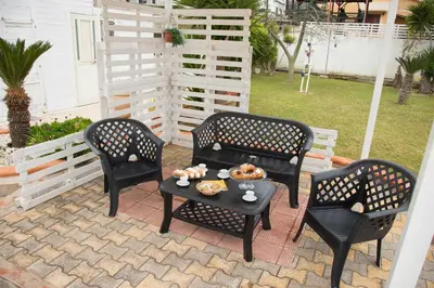 Area soggiorno di Summer Beach Villa a 100mt dal mare Gallina
