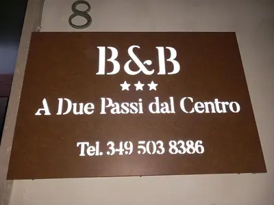 Certificato, attestato, insegna o altro documento esposto da A due passi dal centro