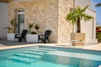 Piscina di Villa Laura Charme Apartments o nelle vicinanze