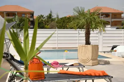 Piscina di Villa Laura Charme Apartments o nelle vicinanze